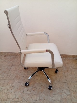 Silla de oficina giratoria blanca