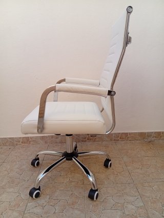 Silla de oficina giratoria blanca