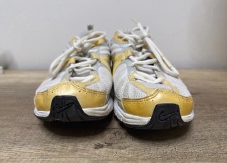 Nike Bambas Vintage Doradas y Blancas