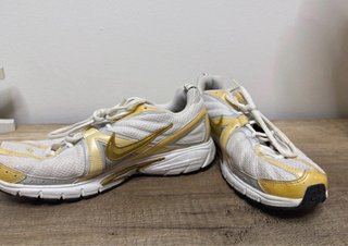 Nike Bambas Vintage Doradas y Blancas