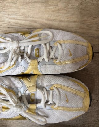 Nike Bambas Vintage Doradas y Blancas