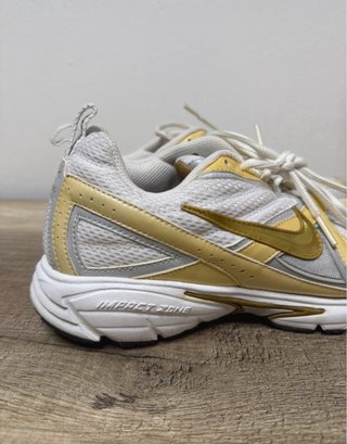 Nike Bambas Vintage Doradas y Blancas