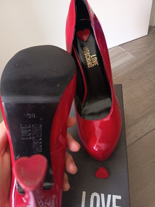 K70. Zapatos de tacón Love Moschino rojos Talla 38