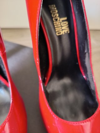 K70. Zapatos de tacón Love Moschino rojos Talla 38