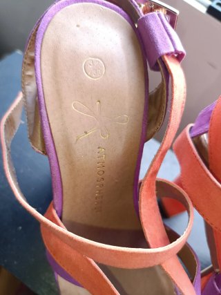 Sandalias de tacón naranja y morado