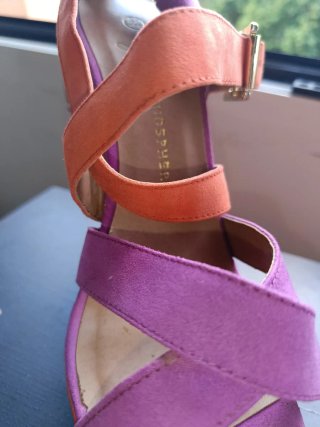 Sandalias de tacón naranja y morado