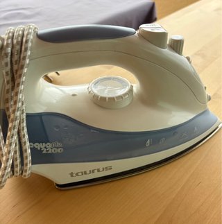 Plancha de ropa Taurus 2200W
