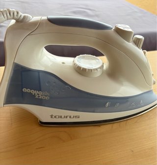 Plancha de ropa Taurus 2200W
