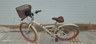 Bicicleta BTWIN 24 . color crema con cesta