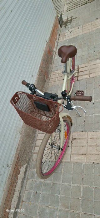 Bicicleta BTWIN 24 . color crema con cesta