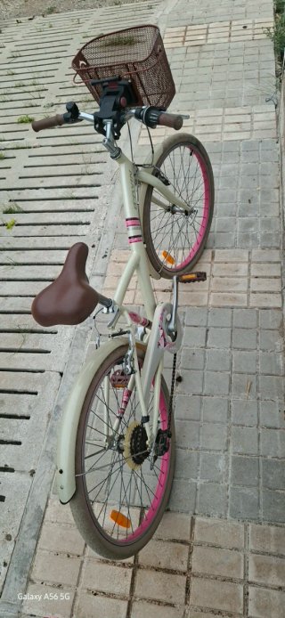 Bicicleta BTWIN 24 . color crema con cesta