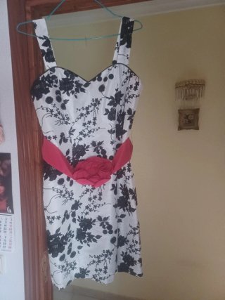 Vestido de fiesta bordado con flores negras.