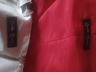 Vestido de fiesta bordado con flores negras.
