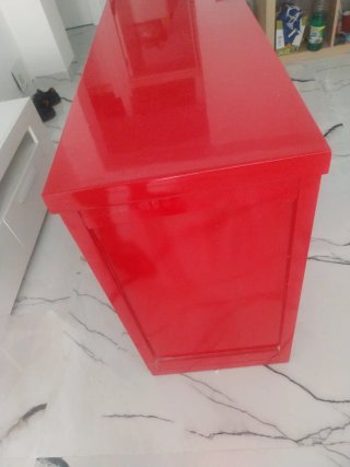 Cómoda roja diseño forja