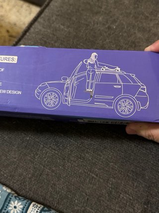 Escalón para coche negro.