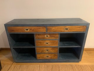 Buffet madera pintado azul y detalles madera