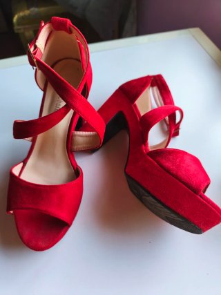 Sandalias rojas de tacón