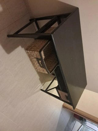 Escritorio de madera con cestería