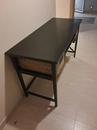 Escritorio de madera con cestería