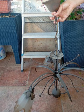 Lámpara de forja con tulipas de cristal