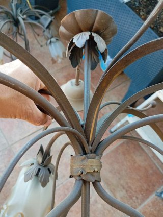 Lámpara de forja con tulipas de cristal