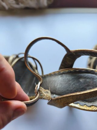 Sandalias doradas de tiras finas