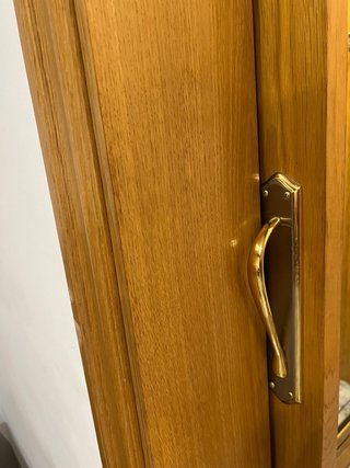 Puerta corredera de madera con cristal