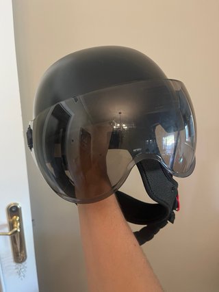 Patinete Eléctrico Negro xiaomi, cargador y casco.
