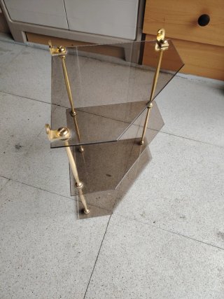 Estantería cristal y metal dorada