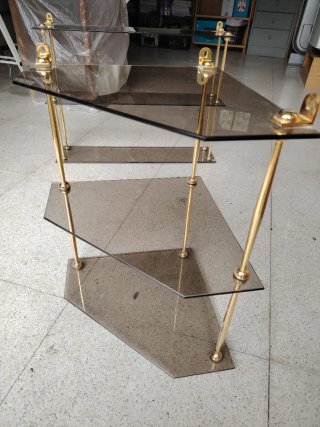 Estantería cristal y metal dorada