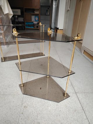 Estantería cristal y metal dorada