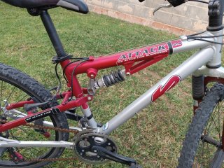 Bicicleta de Montaña Roja y Plateada