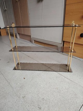 Estantería de cristal y metal dorada