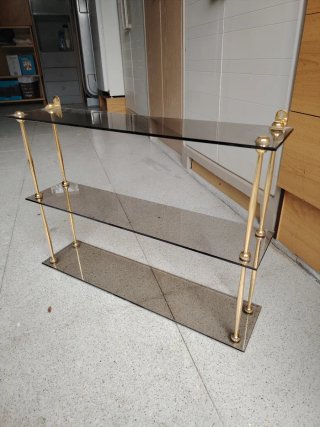 Estantería de cristal y metal dorada