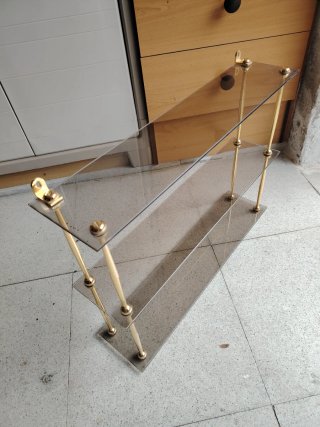 Estantería de cristal y metal dorada