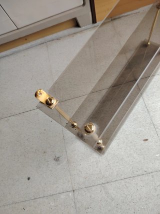 Estantería de cristal y metal dorada