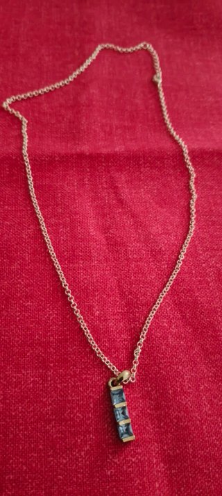 Collar con colgante de piedras azules