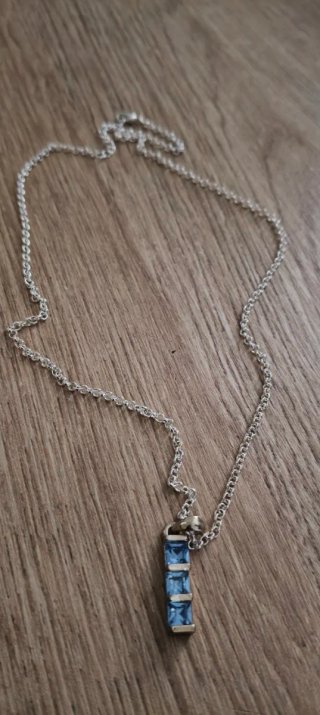Collar con colgante de piedras azules