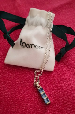 Collar con colgante de piedras azules