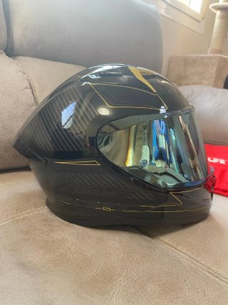 Casco Moto Negro Carbono Dorado
