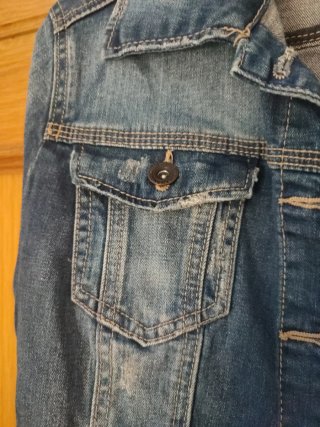 Cazadora vaquera efecto desgastado