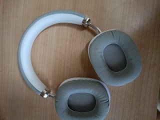 Cascos Inalámbricos Plateados y Blancos