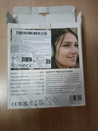 Cascos Inalámbricos Plateados y Blancos