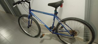 Bicicleta azul con cambios Shimano
