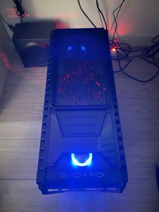 PC Gaming sobremesa negro + pantalla