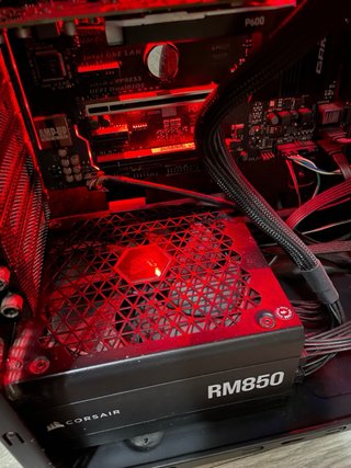 PC Gaming sobremesa negro + pantalla