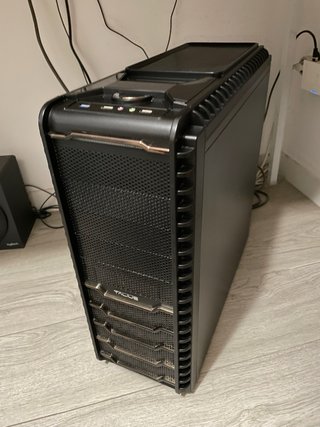 PC Gaming sobremesa negro + pantalla