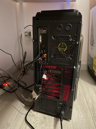 PC Gaming sobremesa negro + pantalla