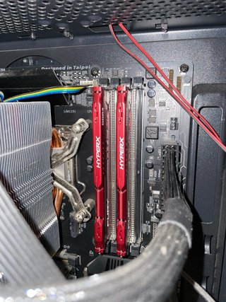 PC Gaming sobremesa negro + pantalla