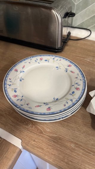 Vajilla de cerámica con diseño floral